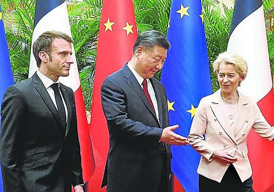 Emmanuel Macron, Xi Jinping y Ursula von der Leyen mantuvieron este jueves una reunión a tres bandas en Pekín.
