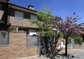 Fachada del chalet donde vivían los ocho niños y los padres.