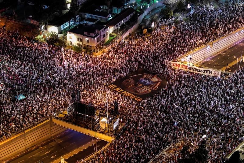 Miles de persons tomaron Tel Aviv el 8 de abril en una nueva manifestación contra la reforma judicial de Netanyahu