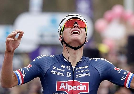 Mathie Van der Poel celebra su triunfo en la París-Roubaix.