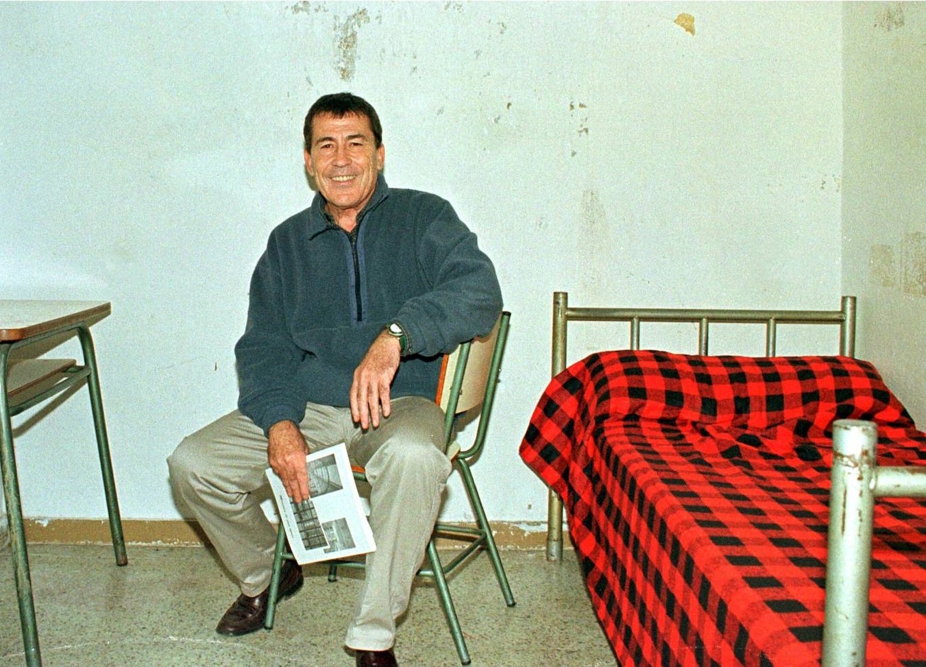 Fernando Sánchez Dragó visita en 1998 la celda de la cárcel de Carabanchel donde estuvo encarcelado durante el régimen franquista. 