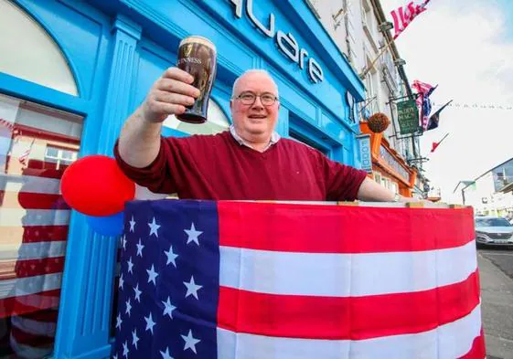 Un vecino de Ballina, la población de la que proceden los ancestros de Biden, brinda con una cerveza por la próxima llegada del presidente de EE UU.