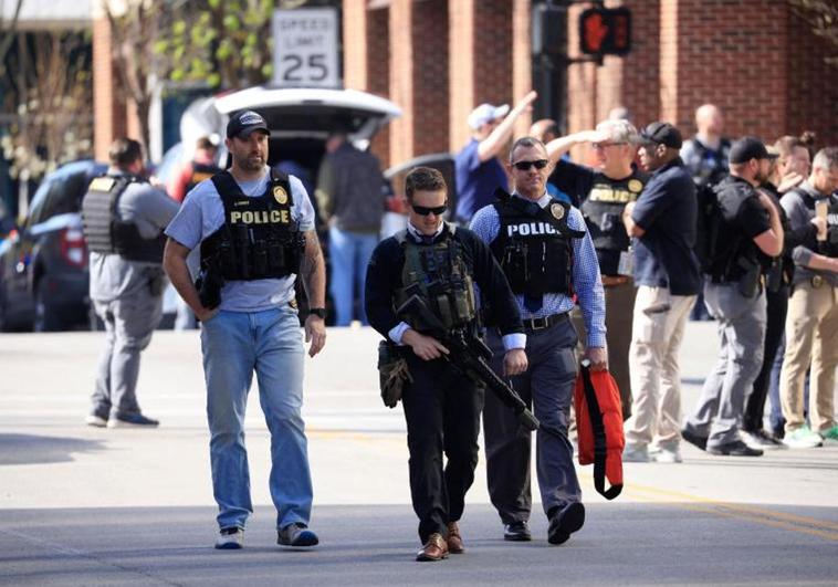 En el operativo desplegado durante el tiroteo en un banco de Louisville intervinieron agentes locales y también del FBI.