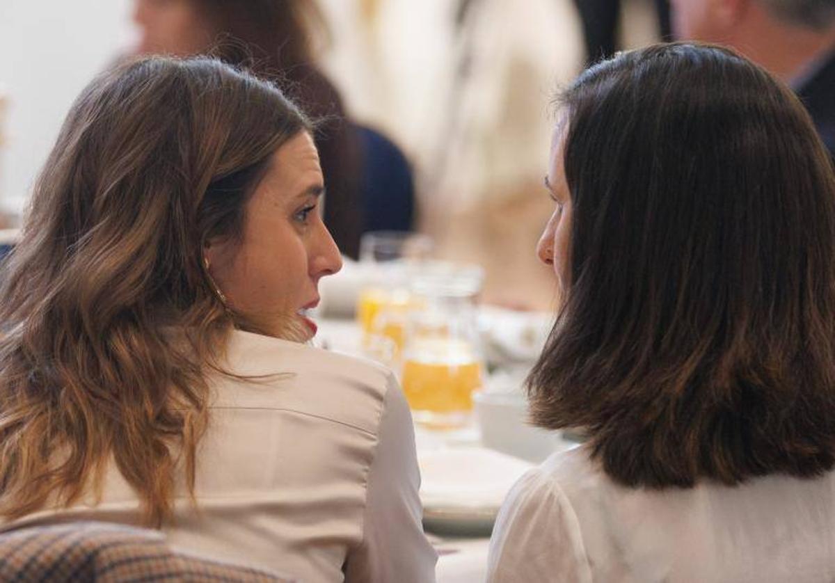 Irene Montero e Ione Belarra conversan durante un desayuno informativo el pasado febrero.