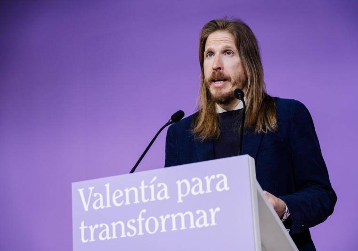 El coportavoz de Podemos Pablo Fernández durante la rueda de prensa de este lunes.