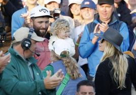 Rahm con su hijo Kepa en brazos celebra el triunfo con su mujer Kelly