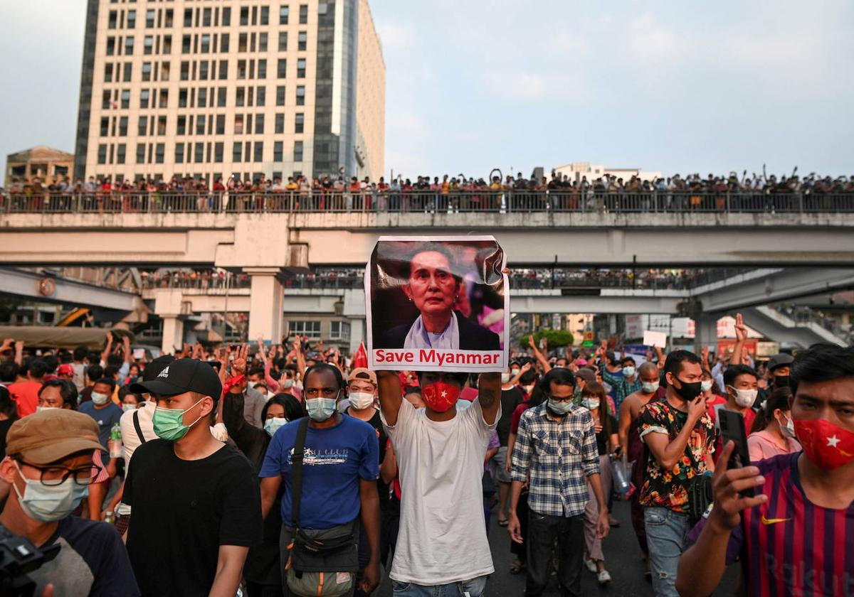 Una protesta contra el régimen militar que gobierna Birmania desde 2021.