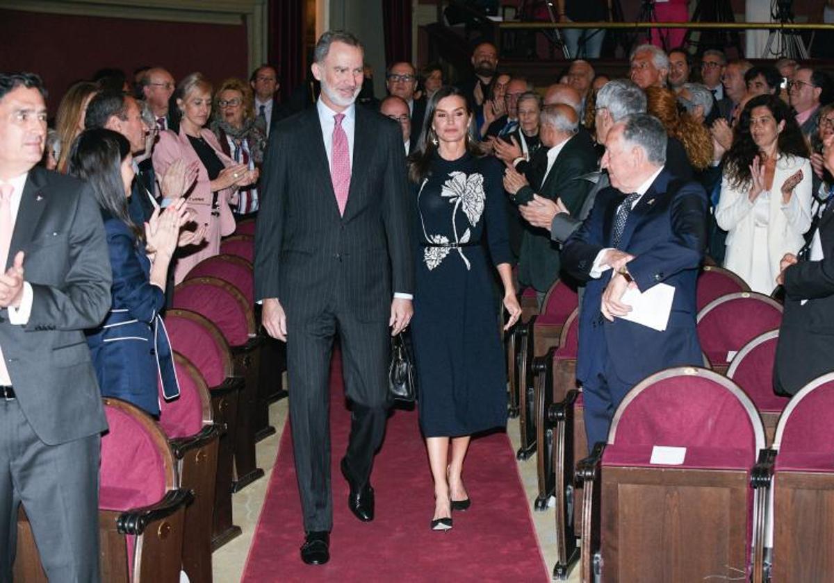 Don Felipe y doña Letizia, a su llegada al Ateneo.