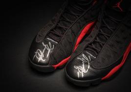 Zapatillas Air Jordan XIII, firmadas por Michael Jordan, en una imagen de Sotheby's.