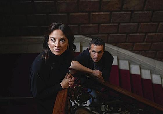 Leonor Watling y Pablo Derqui en el rodaje de 'Anatema' en el Palacio Olabarri de Bilbao.
