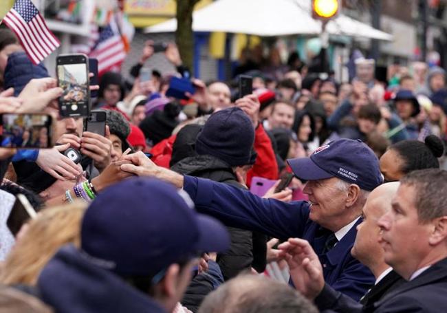 Una multitud dio la bienvenida a Biden en las calles de la localidad irlandesa de Dundalk.