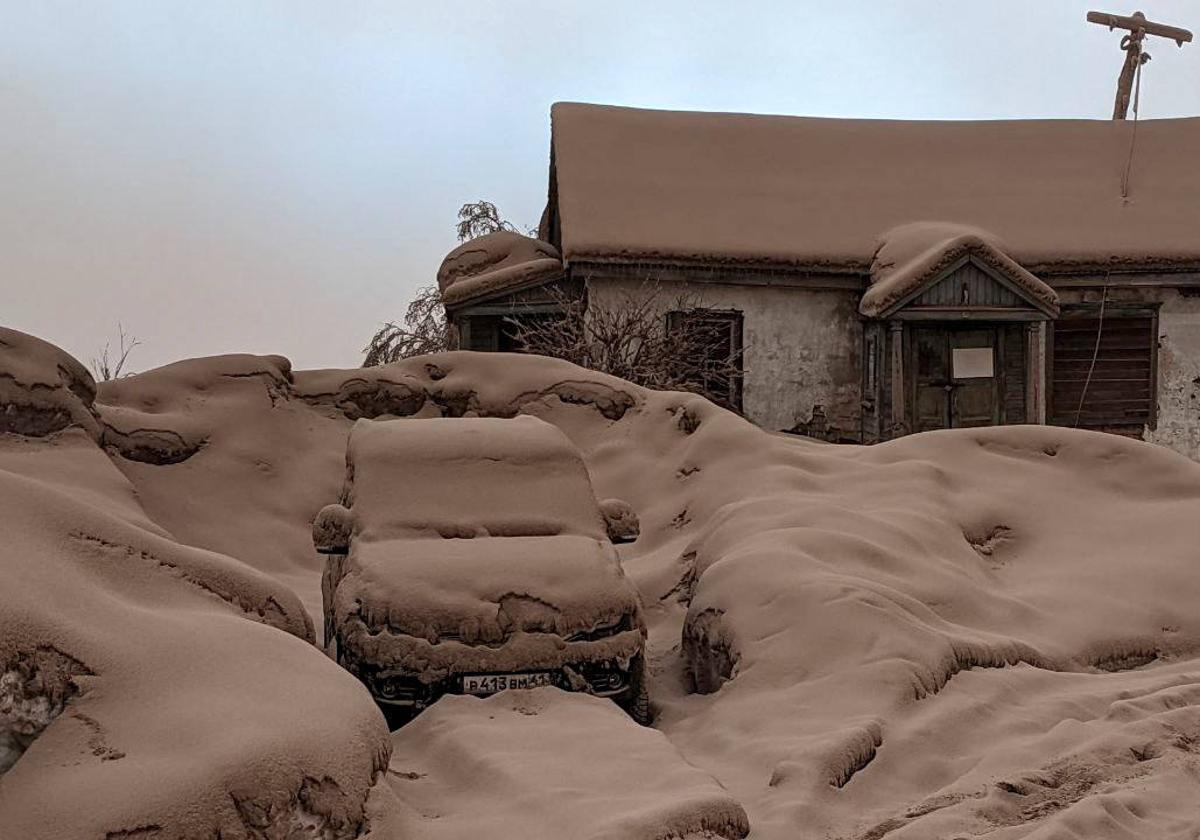 La ceniza que ha expulsado el volcán Shiveluch cubre viviendas, vehículos y todo lo que encuentra a su paso.