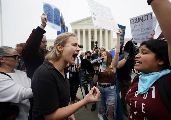 Varios manifestantes a favor y en contra del aborto protestan frente a la Corte Suprema de Estados Unidos