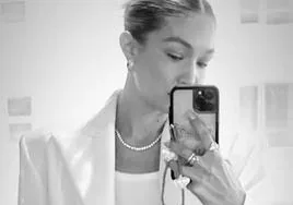 Gigi Hadid, con el collar de PDPAOLA.