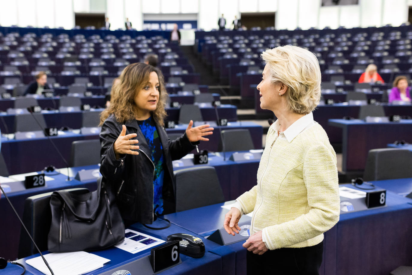 La líder del grupo socialdemócrata, Iratxe García, conversa con la presidenta de la Comisión Europea, Ursula von der Leyen.