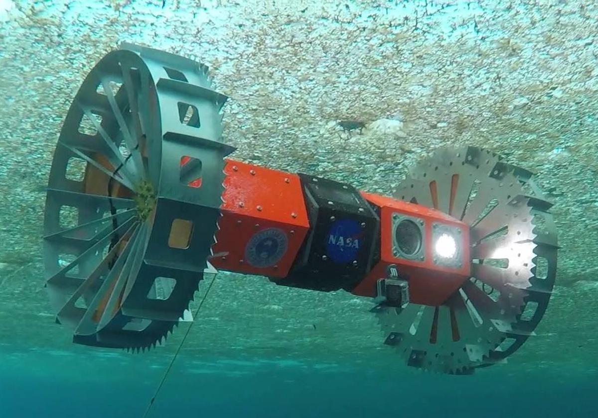 Prototipo de un minisubmarino de la NASA para explorar océanos como los de las lunas de Júpiter, durante una prueba en un lago de Alaska.