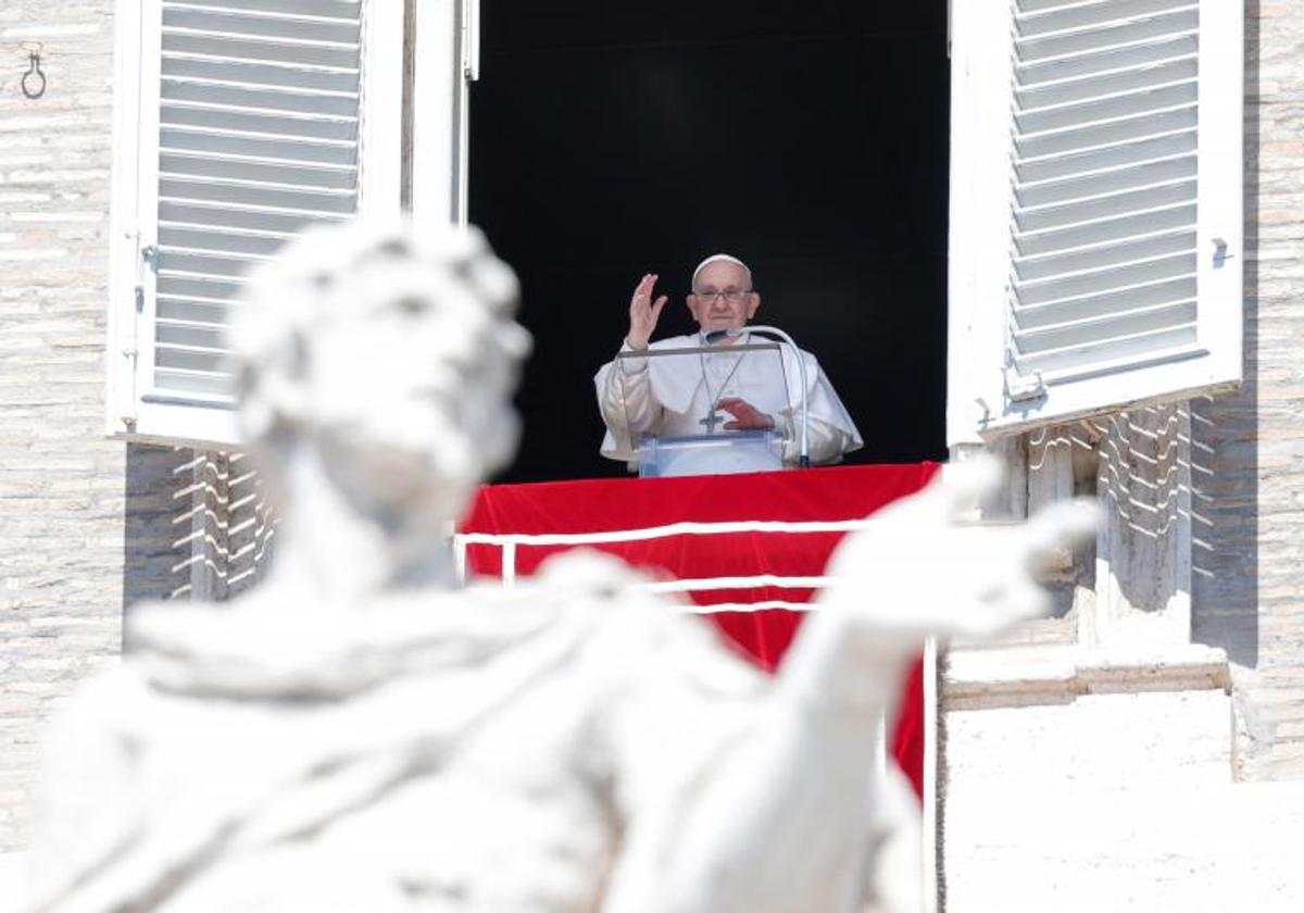 El Papa Francisco dirige la oración del Regina Coeli desde la ventana de su oficina en la plaza de San Pedro, Ciudad del Vaticano, este lunes.