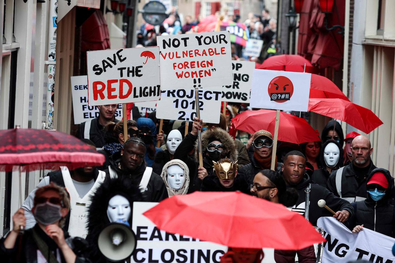 Las trabajadoras sexuales participan en una manifestación contra los planes para cerrar el histórico Barrio Rojo en Ámsterdam