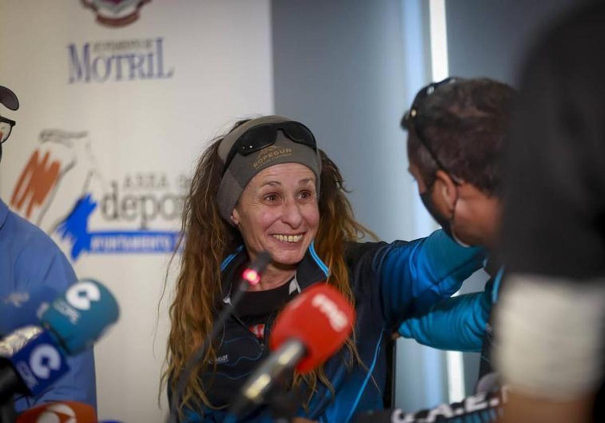 Beatriz Flamini, en el Centro de Desarrollo Turístico de Motril, tiene un gesto de cariño con David Reyes, su ángel de la guarda en la cueva durante estos 500 días.