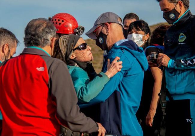 Beatriz saluda a sus compañeros tras salir de la cueva.