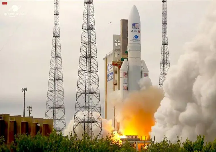 El cohete Ariane 5, en la rampa de lanzamiento de la Guyana francesa, a punto de despegar.