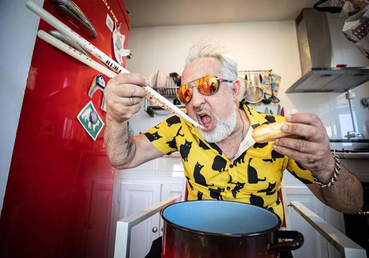 Eric Jiménez come pan con sus baquetas sobre una olla que usa de tambor, en la cocina de su casa.