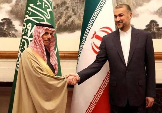 Los ministros de Exteriores de Arabia Saudí e Irán, Faisal bin Farhan y Hossein Amirabdollahian, estrechan las manos en Pekín