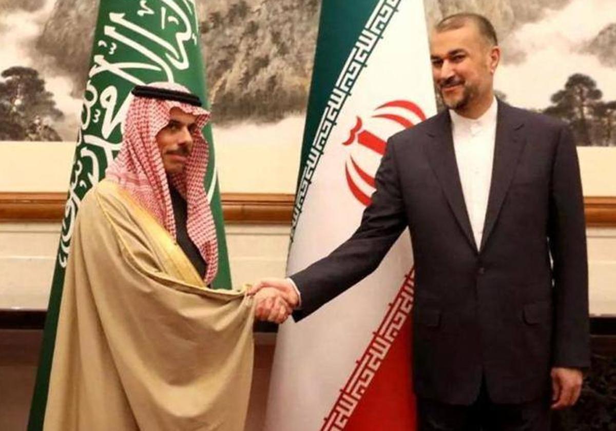 Los ministros de Exteriores de Arabia Saudí e Irán, Faisal bin Farhan y Hossein Amirabdollahian, estrechan las manos en Pekín