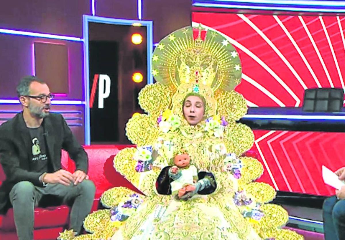 Momento de la parodia de la Virgen del Rocío en el programa de la televisión pública catalana 'Està passant'.