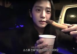 La cantante surcoreana Jisoo come un churro mojado en chocolate en Barcelona.