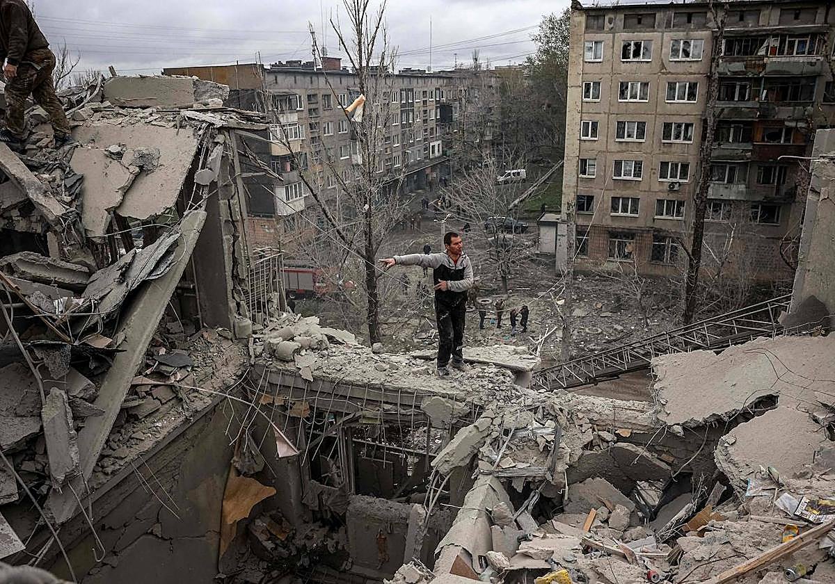 Un vecino señala uno de los inmuebles afectados por el impacto de uno de los proyectiles.