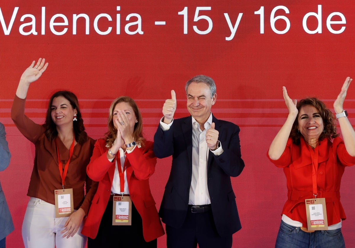 El expresidente Zapatero junto a la vicesecretaria general del PSOE en la apertura de la Conferencia Muncipal que el PSOE celebra en Valencia