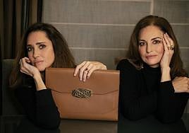 Cristina y Curra Chávarri, con su bolso Doctora.