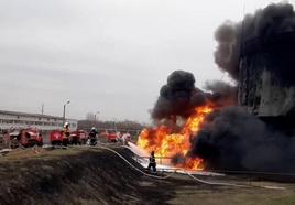 Bomberos tratan de sofocar uno de los incendios provocados por el ataque.