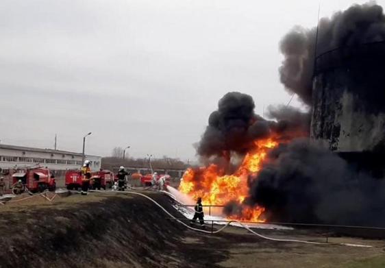 Bomberos tratan de sofocar uno de los incendios provocados por el ataque.