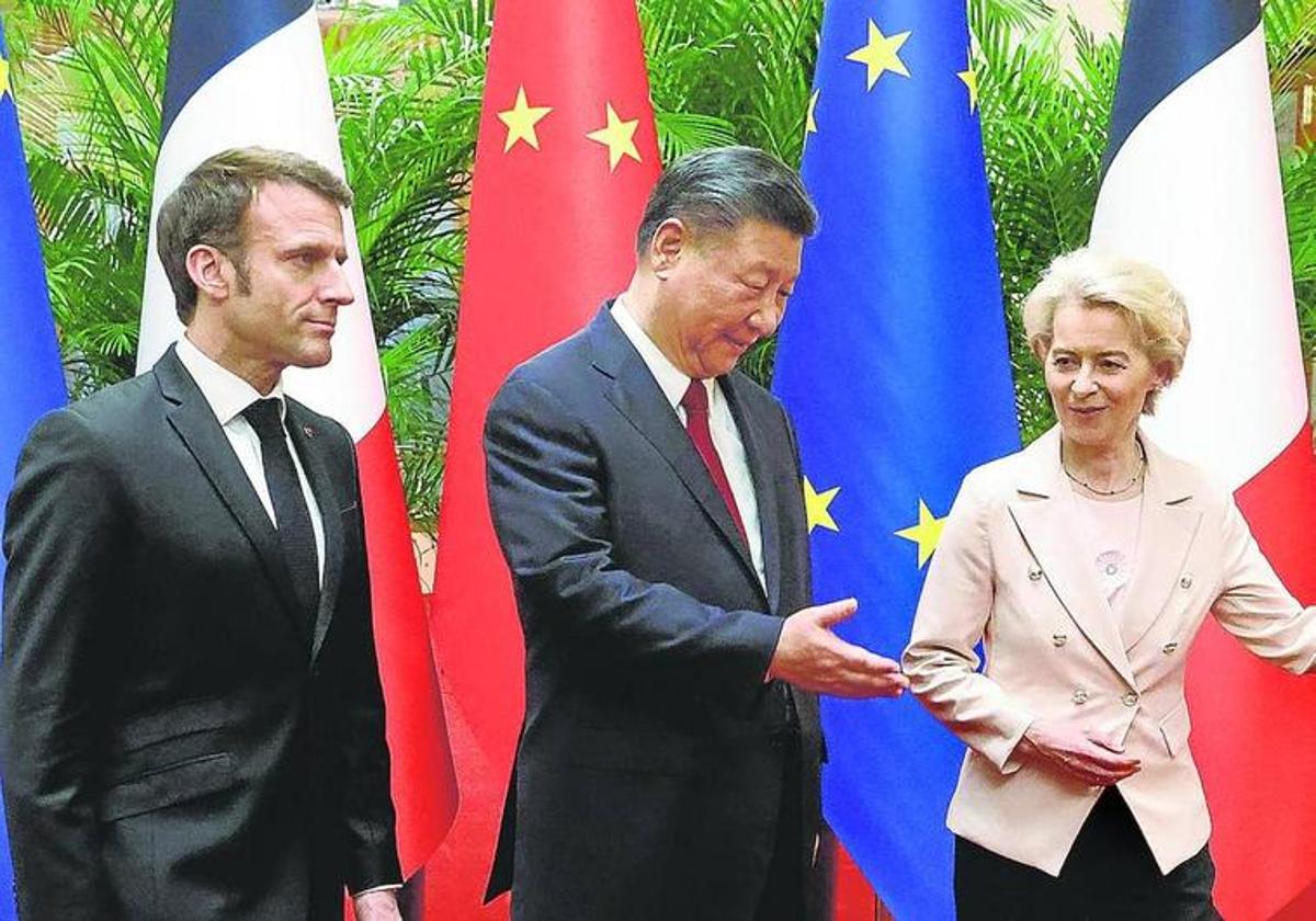 Emmanuel Macron, Xi Jinping y Ursula von der Leyen mantuvieron este jueves una reunión a tres bandas en Pekín.