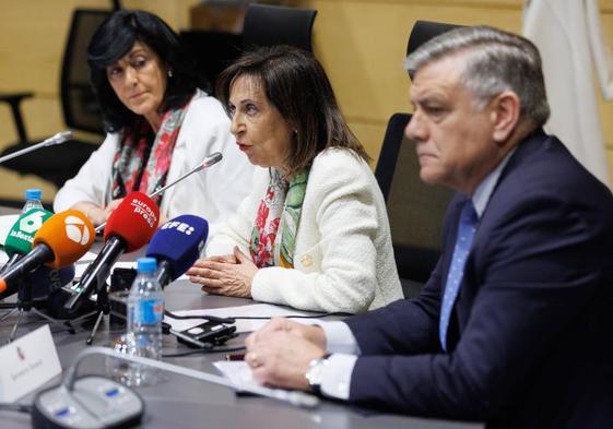 La directora del CNI, Esperanza Casteleiro, la ministra Margarita Robles y el número dos del Centro, Arturo Relanzón.