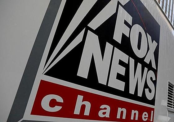 Un vehículo con el logo de la Fox News, aparcado frente a la sede de la cadena en Nueva York.