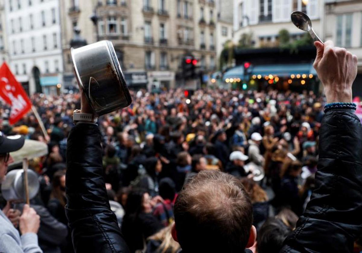 La organización Attac France convocó este lunes caceroladas por todo el país durante el discurso televisado de Emmanuel Macron.