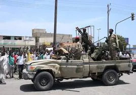 Los sudaneses saludan a los soldados del ejército, leales al jefe Abdel Fattah al-Burhan