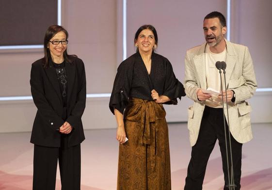 Tres miembros del equipo de 'La voluntad de creer' recogen el premio Max al mejor espectáculo teatral.