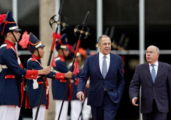 El ministro de Exteriores ruso, Serguéi Lavrov, acompañado por su homólogo brasileño, Mauro Vieira.