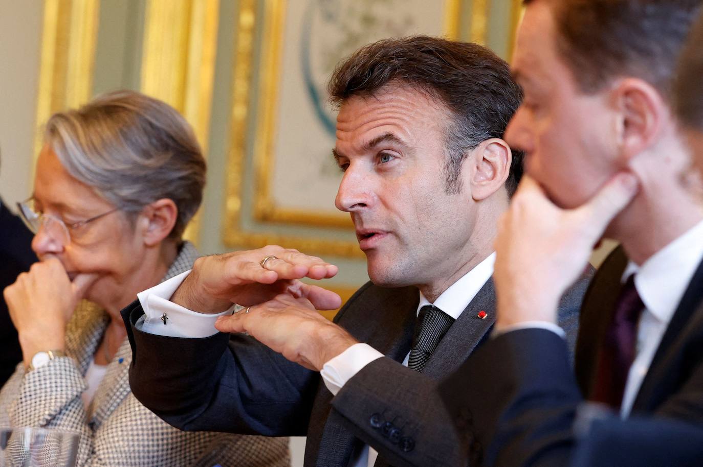 El presidente francés, Emmanuel Macron, y la primera ministra Elisabeth Borne asisten a una reunión con los líderes de la patronal