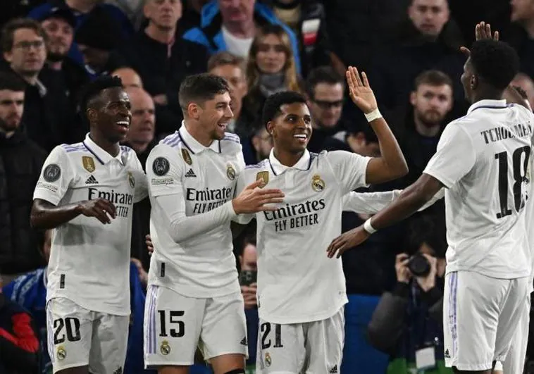 Rodrygo celebra con sus compañeros uno de los dos goles que marcó en Stamford Bridge.