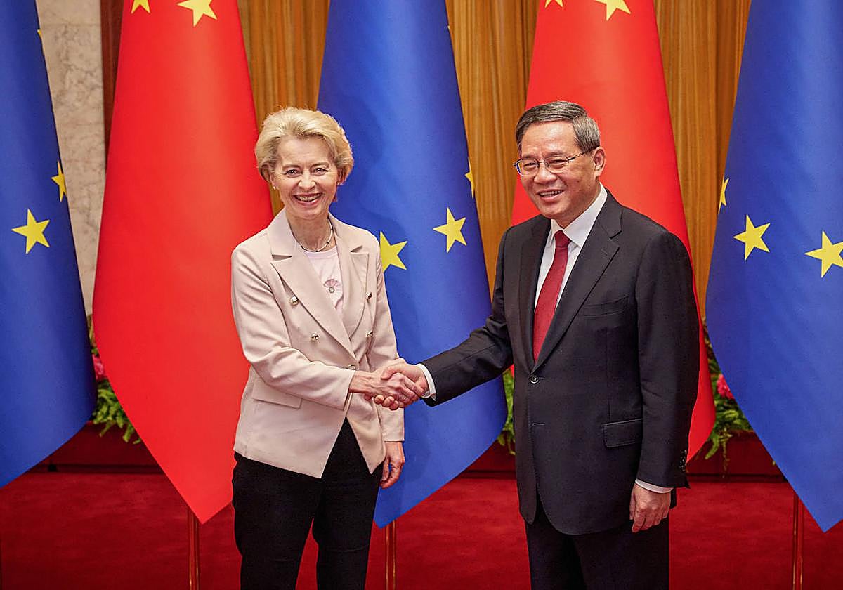 La presidenta de la Comisión Europea, Ursula von der Leyen, junto al 'premier' chino, Li Qiang.