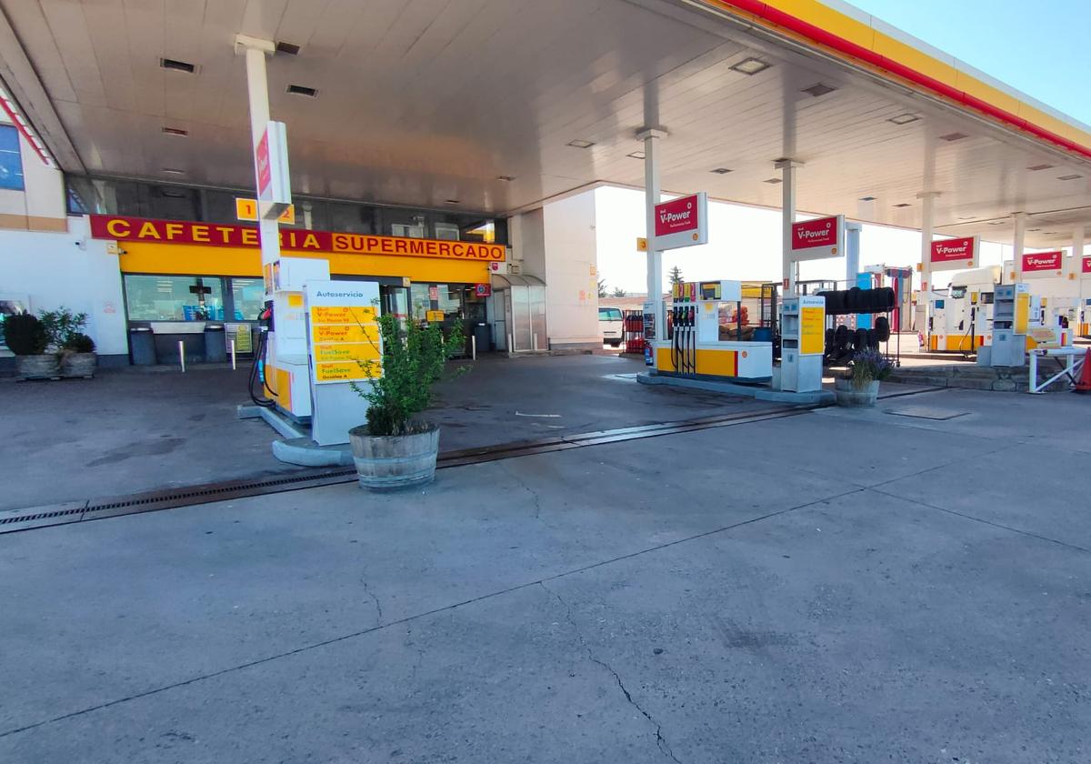 Imagen secundaria 1 - El coche de la Guardia con los impactos de bala y la gasolinera donde se han producido los hechos.