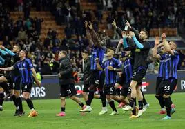 Los jugadores del Inter celebran la clasificación para semifinales de la Champions.