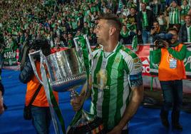 Joaquín, con el trofeo de Copa conquistado por el Betis en 2022.