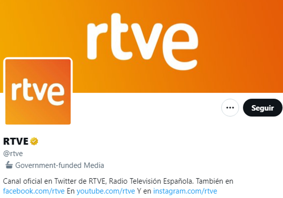 Así es la etiqueta asignada por Twitter a los perfiles oficiales de RTVE.