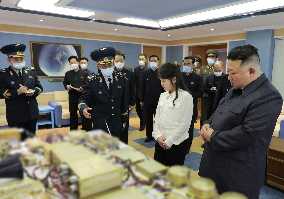 El líder norcoreano, Kim Jong-un, y su hija inspeccionan la construcción del primer satélite espía del país